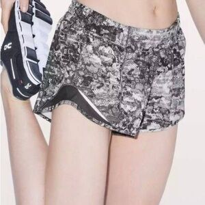 lululemon hotty hot 2.5" with black lace design!